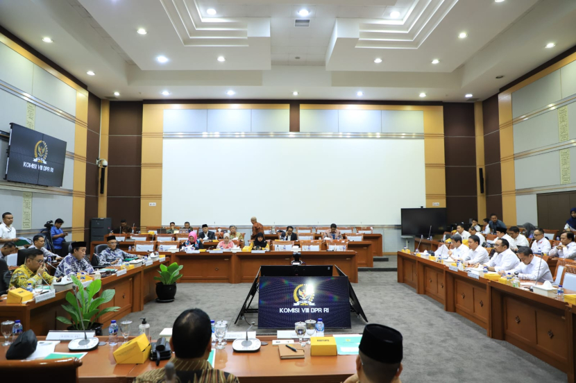 Rapat kerja Kemenag dan DPR RI yang dipimpin Ketua Komisi VIII DPR RI, Ashabul Kahfi di Gedung Parlemen, Senayan, Jakarta, Senin (13/11/2023)