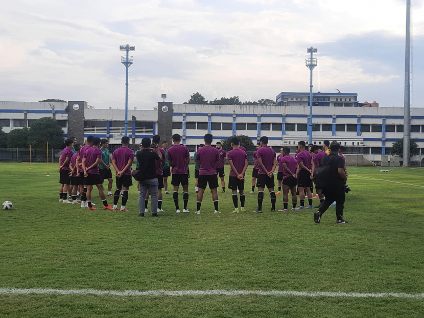 Latihan timnas di Stadion Sidolig, Kota Bandung, Jumat (27/6/2022). Dok. Hartifiany Praisra