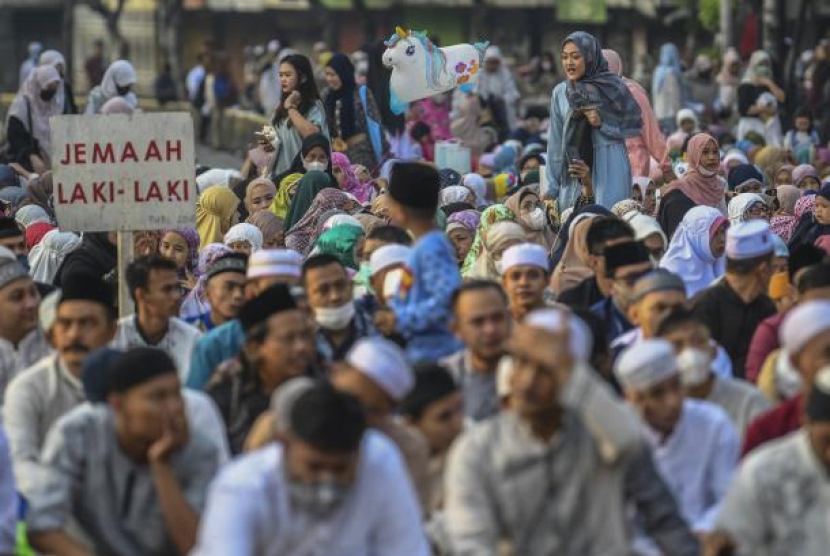 Umat Islam bersiap menunaikan ibadah Shalat Idul Fitri 1 Syawal 1443 Hijriah di Jatinegara, Jakarta, Senin (2/5/2022). Foto: ANTARA/Galih Pradipta