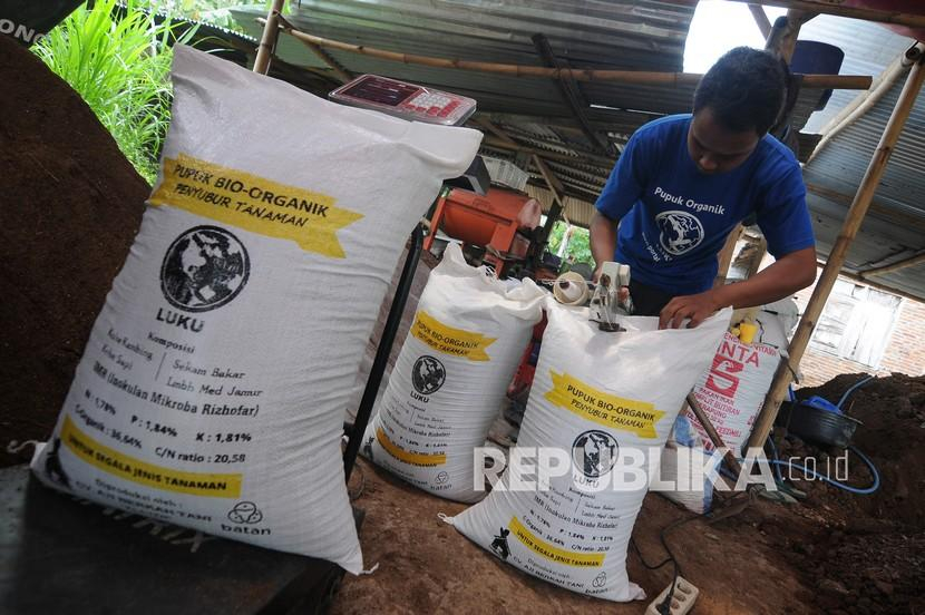 Pupuk Organik dari Kotoran Hewan. Hukum menjual kotoran untuk pupuk (kompos) diperbolehkan dalam Islam. Foto: Republika.