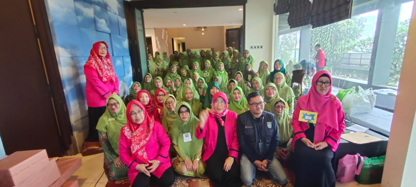 Pengurus dan Anggota Koperasi Annisa Muslimat NU berfoto bersama dengan mentor pelatihan.
