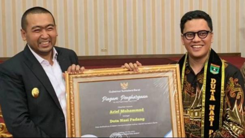 Wakil Gubernur Sumatra Barat (Wagub Sumbar), Audy Joinaldy, menobatkan influencer Arief Muhammad (kanan) sebagai Duta Nasi Padang. (foto: dinas kominfotik sumbar).