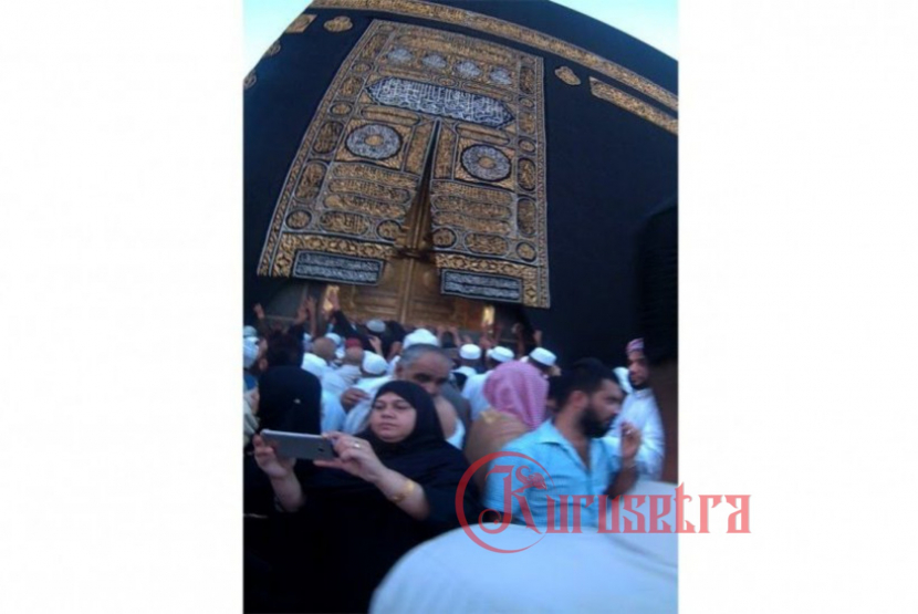 Seorang jamaah sedang selfie di depan Kabah. Foto: Kurusetra.