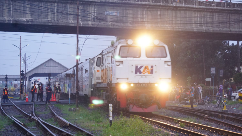 Daop 2 Bandung secara konsisten menugaskan petugas untuk berjaga di titik-titik rawan serta melakukan patroli rutin guna keamanan di jalur KA. (Foto: Humas Daop 2 Bandung)