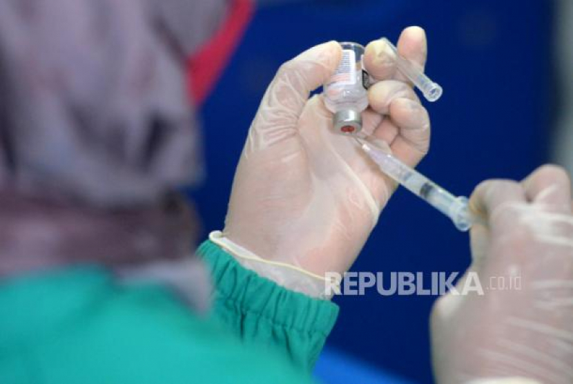 Tenaga kesehatan tengah menyiapkan vaksin Covid-19. (foto: Wihdan Hidayat).