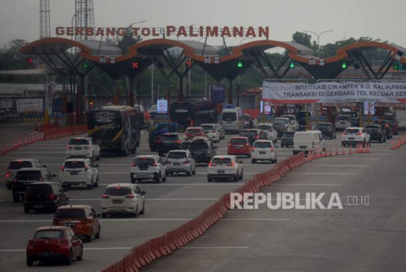 Pemudik memperlambat laju kendaraanya saat melintasi gerbang tol Palimanan, Jawa Barat, Rabu (27/4/2022). Foto: Republika/Prayogi. 