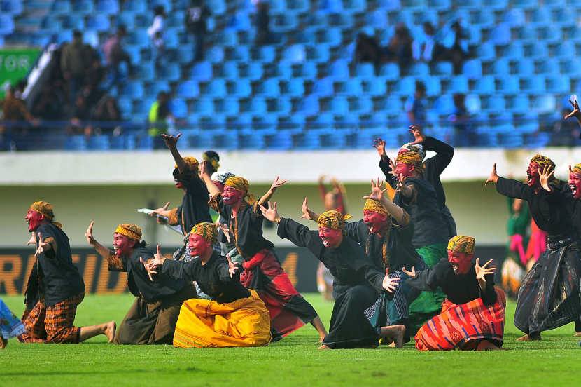 Penari karakter si Cepot memeriahkan upacara persemian Turnamen Piala Presiden 2024 di Stadion Si Jalak Harupat, Soreang, Kabupaten Bandung, Jumat (19/7/2024). (Foto: Yogi Ardhi/Republika Network) Nikon D3, Nikkor 300/2,8 ED MF