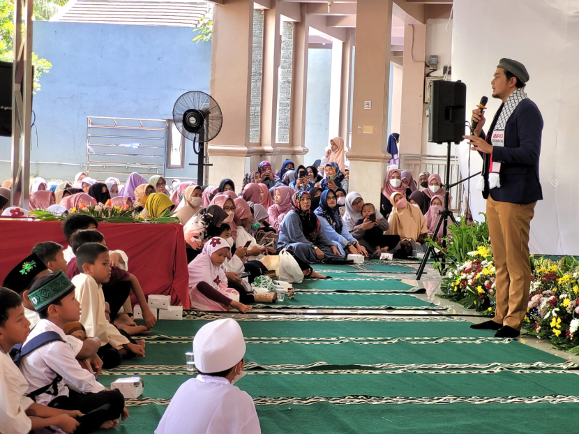 Aktor dan dai Ustadz Cholidi Asadil Alam menyampaikan tausiyah di acara tabligh akbar yang digelar oleh Masjid Al-Kautsar Cilangkap, Kecamatan Tapos, Depok, Ahad (30/10/2022). (Foto-foto: Dok Masjid Al-Kautsar Cilangkap, Depok)