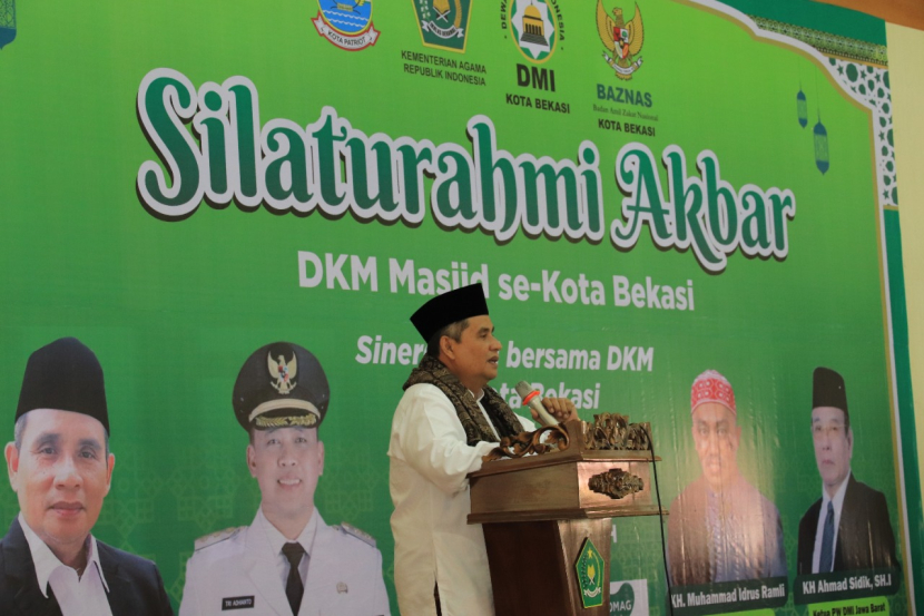 Ketua DMI Kota Bekasi Dr H Jaja Jaelani MM memberikan sambutan pada acara Silaturahmi Akbar Dewan Kemakmuran Masjid (DKM) se-Kota Bekasi pada Ahad, 30 Oktober 2022 di Asrama Haji Kota Bekasi. (Foto-foto Dok DMI Kot Bekasi)
