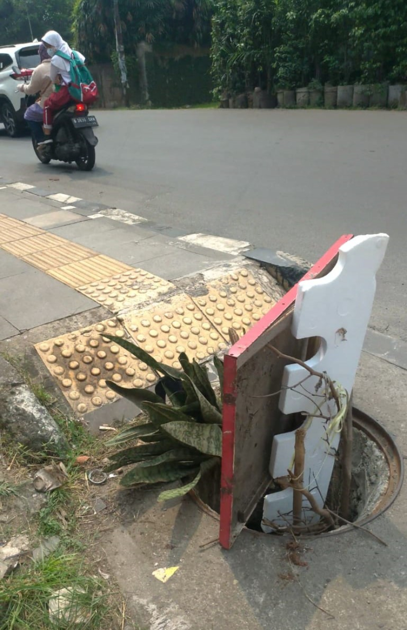 Penutup bak kontrol di trotoar Jalan WR Supratman, Ciputat Timur, Tangsel yang hilang, Senin (15/5/2023). Warga menandainya seadanya agar tidak ada orang yang terperosok. Foto: Magenta/Dok. Pribadi