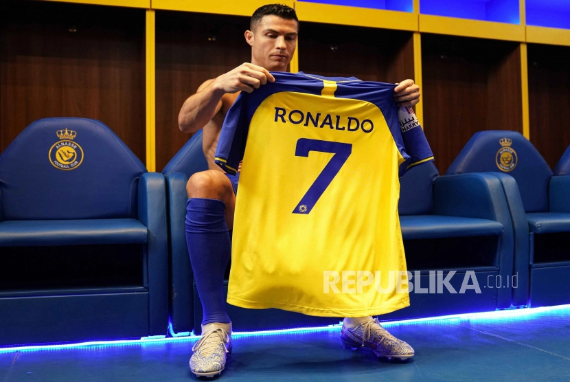 Cristiano Ronaldo memamerkan jersey Al-Nassr bernomor punggung 7.