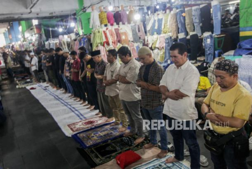 Sejumlah umat muslim melaksanakan Shalat Jumat berjamaah di Pasar Tanah Abang, Jakarta, Jumat (15/3/2024). (Dok. Republika)