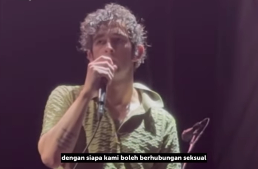 Vokalis band The 1975,Matty Healy saat mengkiritik pemerintah Malaysia terkait larangan LGBT. Foto: Tangkapan layar