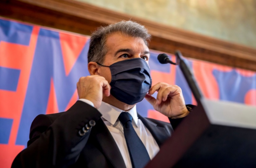 Presiden Barcelona, Joan Laporta, mengaku malu Stadion Camp Nou justru didominasi suporter tim tamu Eintracht Frankfurt. (Twitter/@BarcaUniversal) 