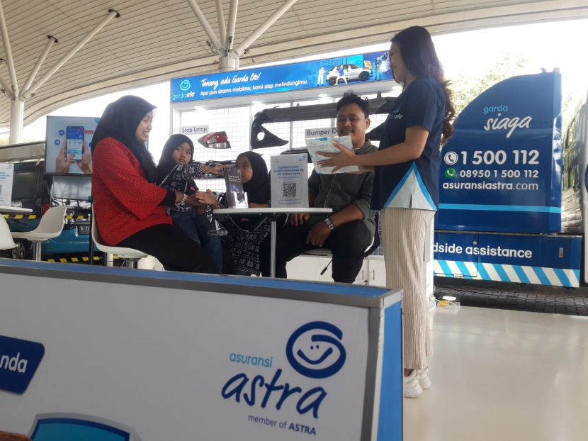 Petugas booth asuransi mobil Garda Oto melayani pengunjung dalam ajang Gaikindo Indonesia International Automotive Show (GIIAS) di ICE SCBD, Tangerang.