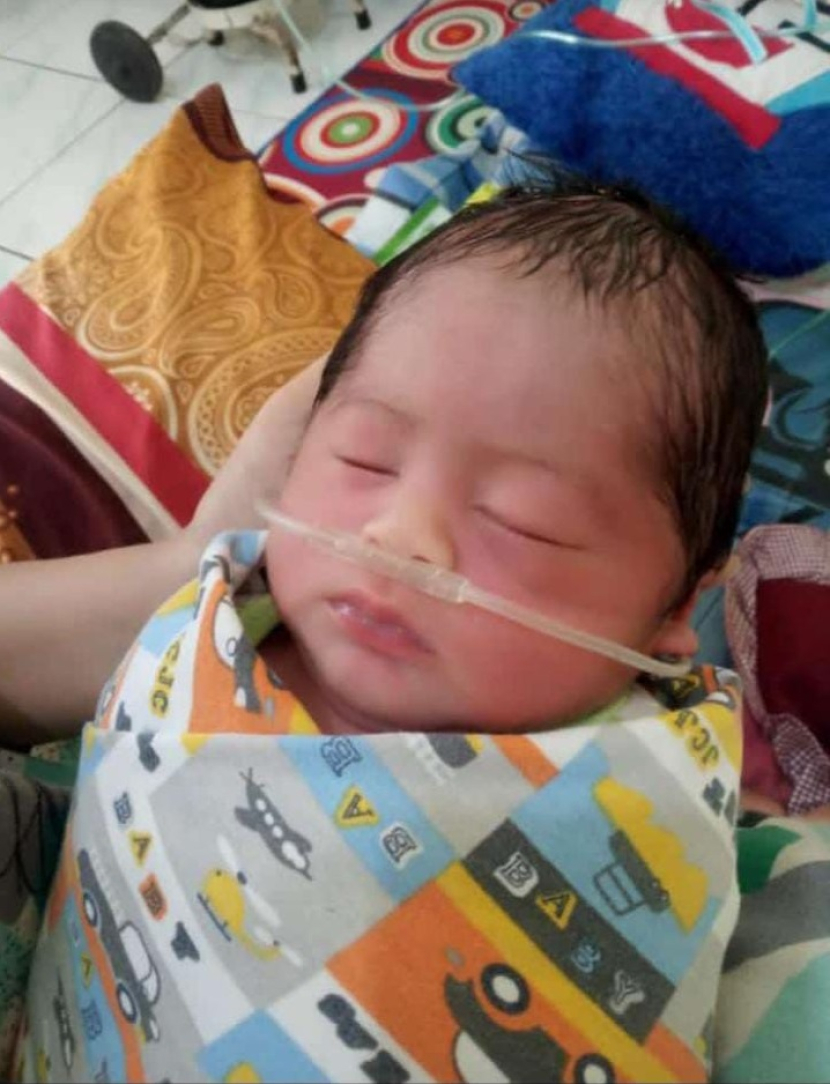 Muhammad Haidar Hulaimy, bayi berumur dua hari, warga Desa Pasir Putih, Kecamatan Sawangan, yang didagnosa mengalami kelainan paru-paru.