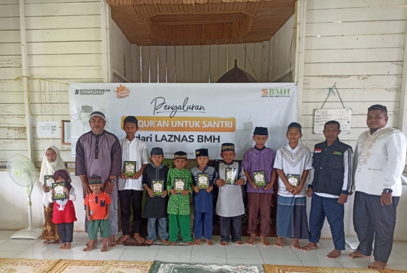Para santri Rumah Quran Al Furqan Desa Tetaban, Kabupaten Nunukan bahagia menerima hadiah Alquran dan Iqra dari BMH Perwakilan Kaltara.