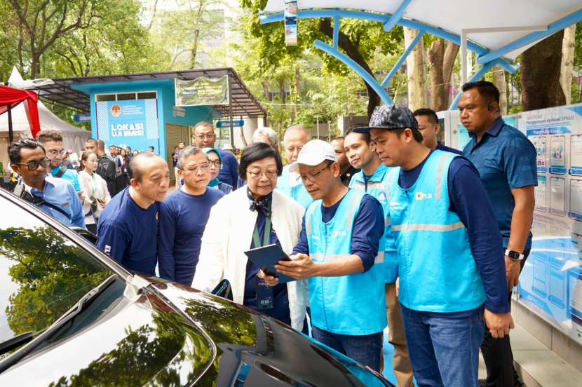 Menteri Lingkungan Hidup dan Kehutanan Siti Nurbaya (depan, ketiga dari kanan) dan General Manager PLN UID Jakarta Raya Lasiran (depan, kedua dari kanan) melakukan demo fitur electric vehicle di aplikasi PLN Mobile. (Dok. Matapantura.republika.co.id) 