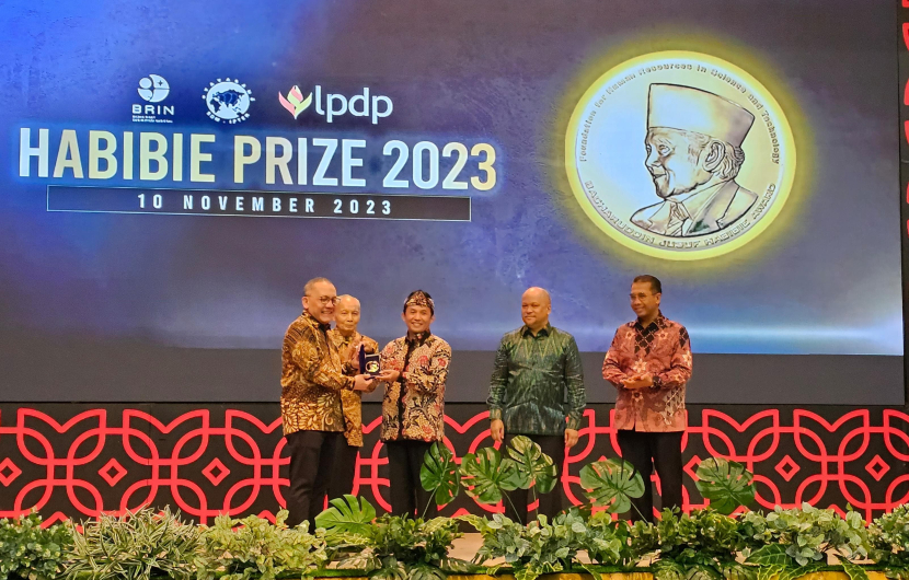 Oman Fathurrahman menerima Habibie Prize 2023. (Dok. Humas Kemenag)