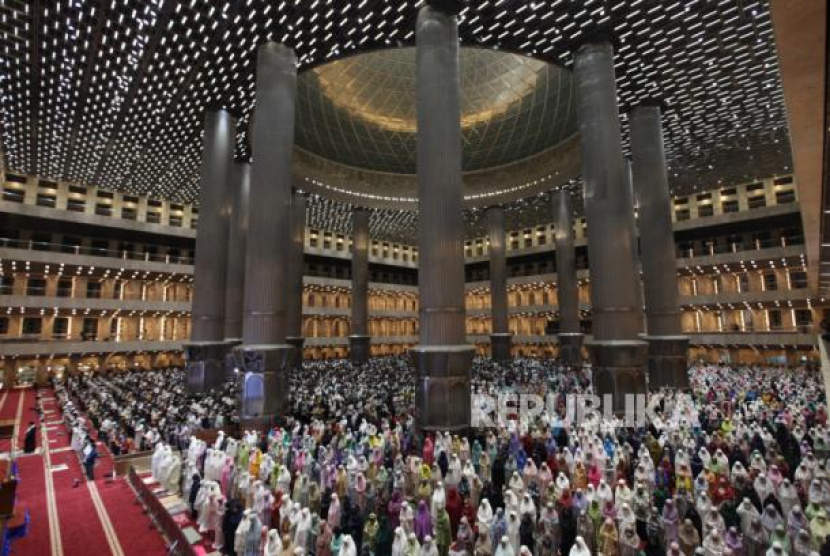 Jamaah melaksanakan ibadah shalat tarawih di Masjid Istiqlal, Jakarta, Sabtu (1/4).  (Republika/Edwin Putranto)
