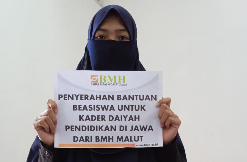 BMH Perwakilan Maluku Utara (Malut) memberikan beasiswa kepada Cipta Mutiara Tawa'al, mahasiswi semester 1 Jurusan Thibbun Nabawi di Pesantren Al-Ikhlas, Bogor. (Foto: Dok BMH)