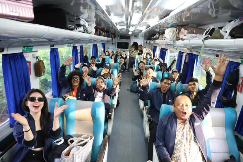 KAI mempromosikan layanan kereta api yang merupakan transportasi massal yang bebas macet, nyaman, dan selamat kepada masyarakat luas berkolaborasi dengan public figure dan media. (Foto: Humas PT KAI)