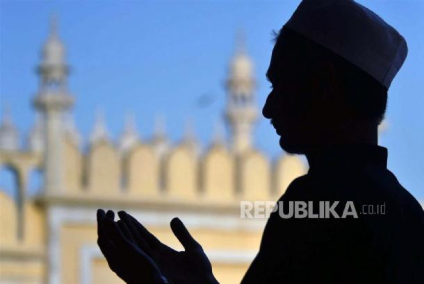 Seorang Muslim Pakistan berdoa saat ia menjalankan itikaf di masjid saat bulan puasa Ramadhan, di Karachi, Pakistan, Selasa (11/4/ 2023). Bacaan Wirid Sesudah Sholat Fardhu Lengkap. Foto: EPA-EFE/SHAHZAIB AKBER