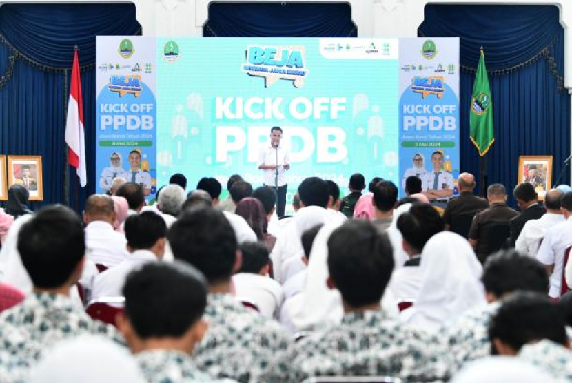 Penandatanganan Kesepakatan Bersama Forkopimda sekaligus Kick Off PPDB Jabar Tahun 2024 di Aula Barat Gedung Sate, Kota Bandung, Rabu (8/5/2024). - (Dok. Republika/Biro Adpim Jabar)