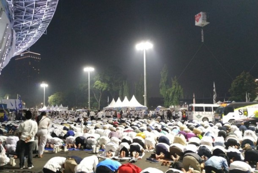 Umat muslim melaksanakan sholat tahajud dan Subuh berjamaah. (dok. Republika)