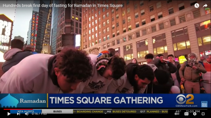 Ratusan Muslim berkumpul dan melaksanakan sholat tarawih perdana di bulan suci Ramadhan 1443 Hijriyah/2022 di Times Square, Manhattan, New York, Amerika Serikat (AS) pada Sabtu (2/4/2022). [VIDEO] Pertama Kali dalam Sejarah, Ratusan Muslim Sholat Tarawih di Times Square New York. Foto: Tangkapan layar CBS