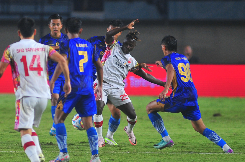 Striker Persib Bandung mengepung gelandang serang Persis Solo Moussa Sidibe pada laga ketiga Grup A Piala Presiden 2024 antara Persib Bandung melawan Persis Solo di Stadion Si Jalak Harupat, Kamis (25/7/2024). (FOTO: YOGI ARDHI/REPUBLIKA NETWORK) Kamera: Nikon D3, Lensa: Nikkor 300mm/2.8.