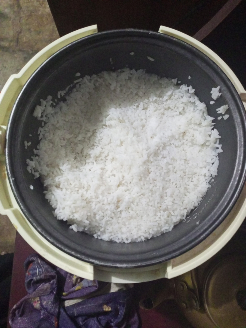 Satu panci nasi bisa untuk beberapa orang. Dan satu butir nasi yang terbuang akan menjadi sia-sia, padahal ia bisa untuk memberi makan banyak orang.