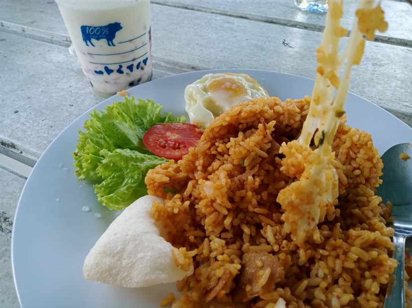 Nasi goreng kejulasi, menu favorit pengunjung. Nasi goreng, di dalamnya diberi keju lasi, keju produksi Nagari Lasi.