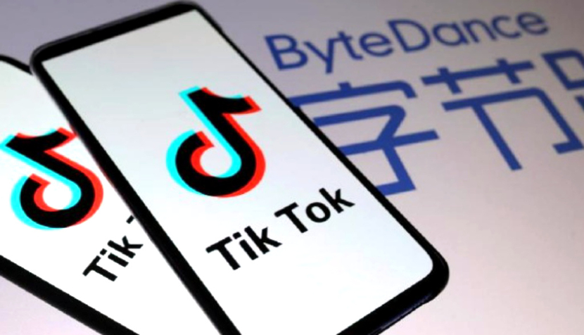 Logo TikTok di smartphone di depan logo ByteDance yang ditampilkan dalam ilustrasi yang diambil pada 27 November 2019. (REUTERS/Dado Ruvic/Illustration/File Photo)