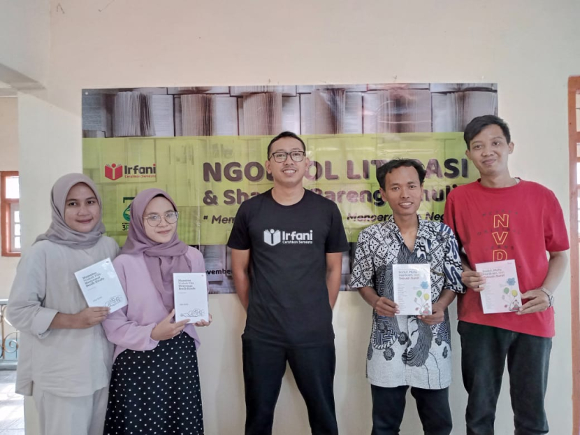 Penerbit Irfani berkolaborasi dengan Komunitas 3 Pena menggelar Ngobrol Literasi & Sharing Bareng Penulis di Desa Jatipancur, Kabupaten Cirebon, Sabtu (5/11/2022). (Foto: Dok Penerbit Irfani)