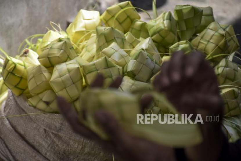 Ilustrasi. Warga menganyam kulit ketupat di Gang Blok Kupat, Babakan Ciparay, Kota Bandung, Jawa Barat, Senin (17/4/2023). Menjelang Hari Raya Idul Fitri 1444 H, permintaan kulit ketupat yang dijual dengan harga Rp10 ribu hingga Rp15 ribu per 10 buahnya tersebut mengalami penurunan hingga 50 persen atau hanya 2.000 kulit ketupat per hari dibandingkan Idul Fitri tahun lalu yang mencapai 4.000 kulit ketupat per hari.