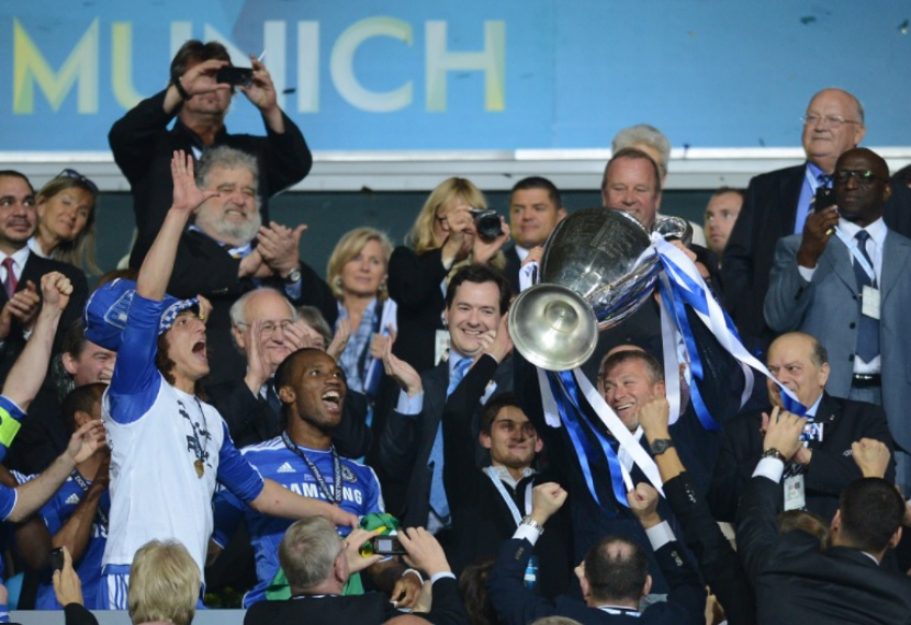 Roman Abramovich, taipan Rusia pemilik Chelsea, mengangkat trofi Ligan Champions. (Twitter/@@Chelsea_FL)