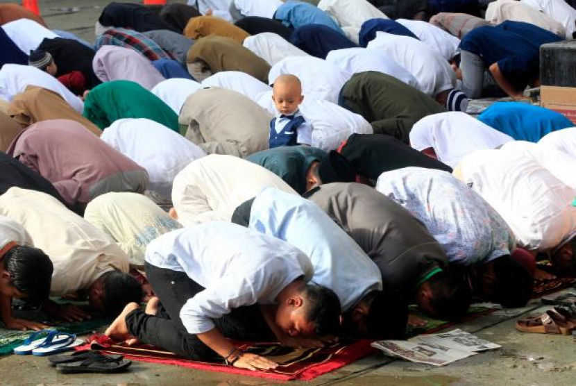 Sholat Idul Fitri. Daftar Lokasi Sholat Idul Fitri 21 April 2023 di Kalimantan Timur. Foto: ANTARA/Gusti Tanati