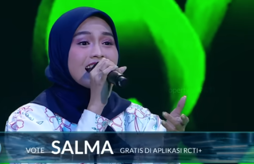 Salma Idol menyanyikan lagu berjudul Rungkad.