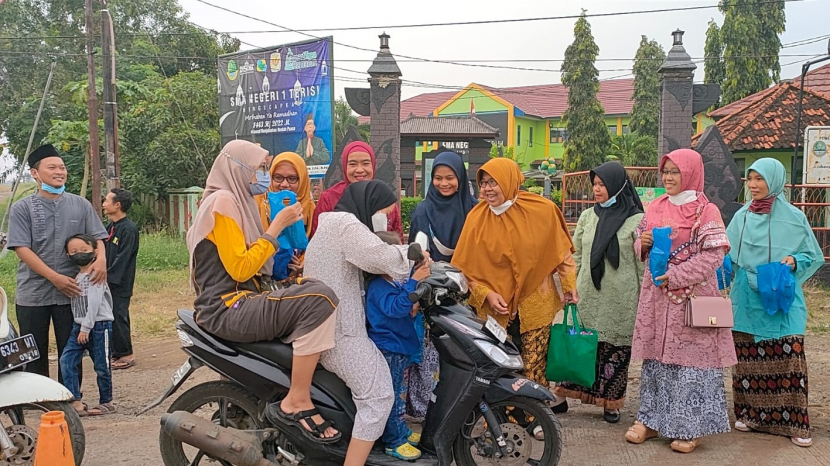 Puluhan guru di SMAN 1 Terisi Kabupaten Indramayu memperingati Hari Kartini dengan bagi sembako dan takjil. (Istimewa) 