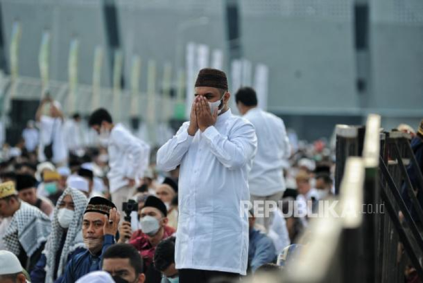 Sholat Idul Fitri. Niat dan Tata Cara Sholat Idul Fitri 2023, Lengkap dengan Lafal Takbiran. Foto: Republika/Thoudy Badai