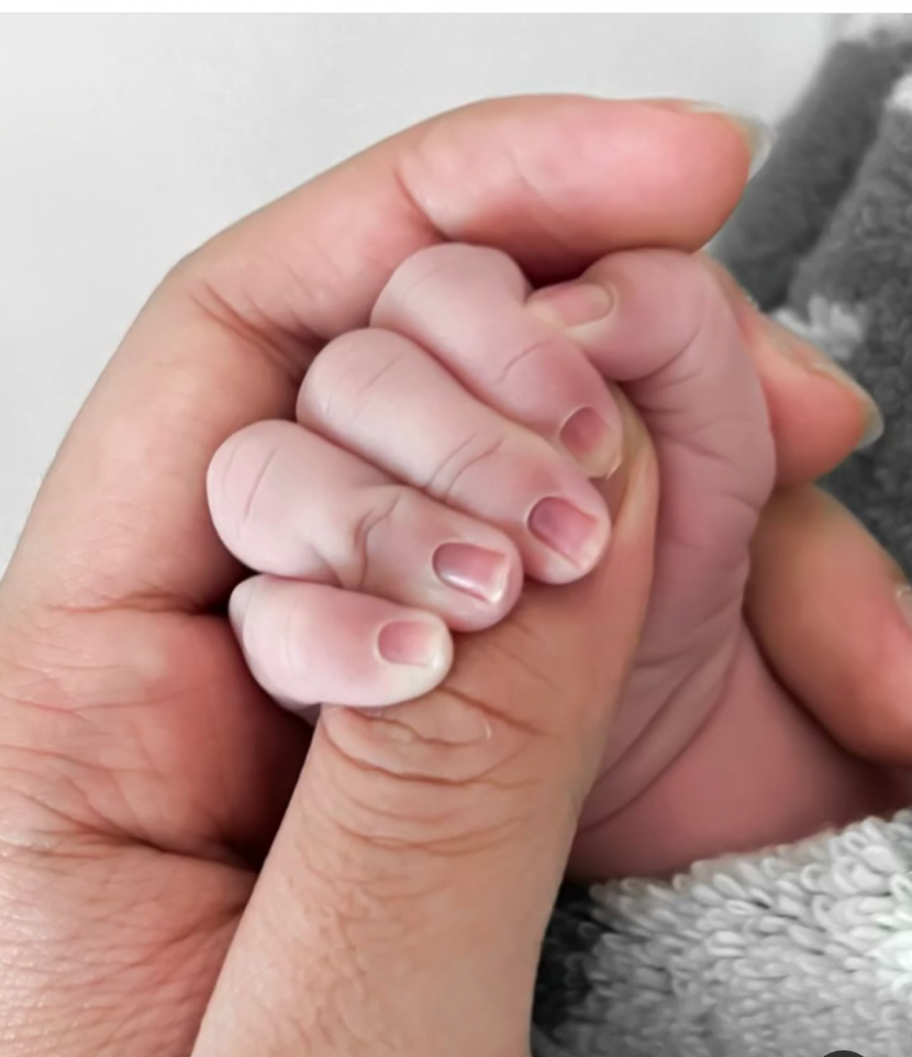 Atta Halilintar menggenggam tangan bayi perempuannya/Instagram 