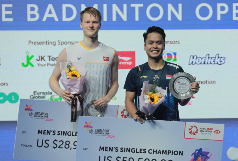 Anthony Sinisuka Ginting meraih dua kali gelar juara Singapore Open. Prestasi ini kembali menyamakan raihan seniornya, Taufik Hidayat.