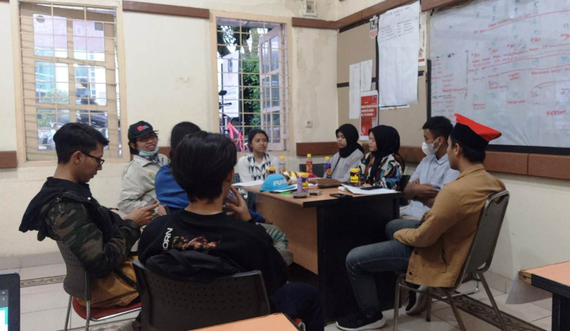 Beberapa mahasiswa Bandung yang mendaftar di sekretariat Perhimpunan Mahasiswa Bandung (PMB) Jl Merdeka 7 Bandung, diterima panitia (foto: dokumentasi panitia penerimaan anggota baru perhimpunan mahasiswa bandung).