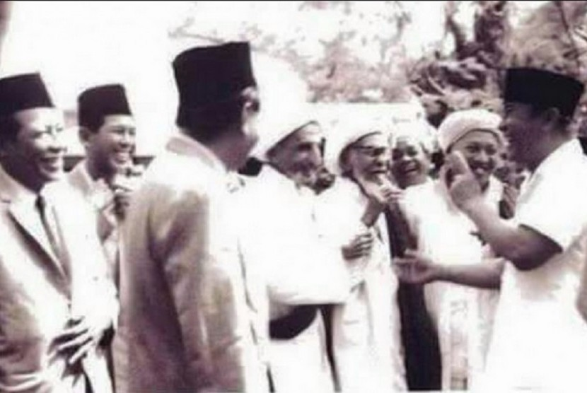 Soekarno bersendau gurau dengan Habib Ali bin Abdurrahman Alhabsy (Habib Kwitang) serta sejumlah habaib. Foto: IST.