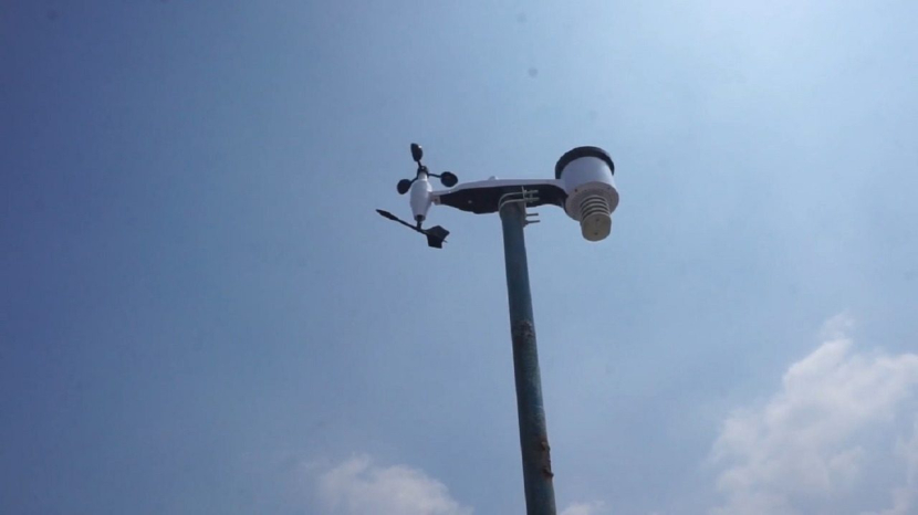 Automatic Rainfall Recorder (ARR) atau Alat Penakar Hujan Otomatis yang dipasang oleh tim KKN ITS di salah satu atap rumah warga Desa Tambaksumur, Sidoarjo, Jawa Timur. Foto : its.ac.id