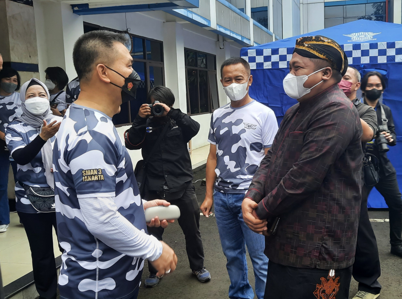 Kakorkantas Polri Irjen Firman Shantyabudi menyambut kedatangan Anggota Komisi IX DPR RI, Muchamad Nabil Haroen di Korlantas Polri SIM Internasional, Jakarta Selatan, Ahad (13/2/2022).