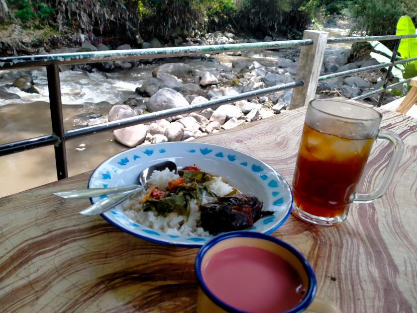 Makan dan minum sambil mendengarkan gemericik Kali Brantas di Resto Kopi Kali Brantas, Kota Malang, Jawa Timur.