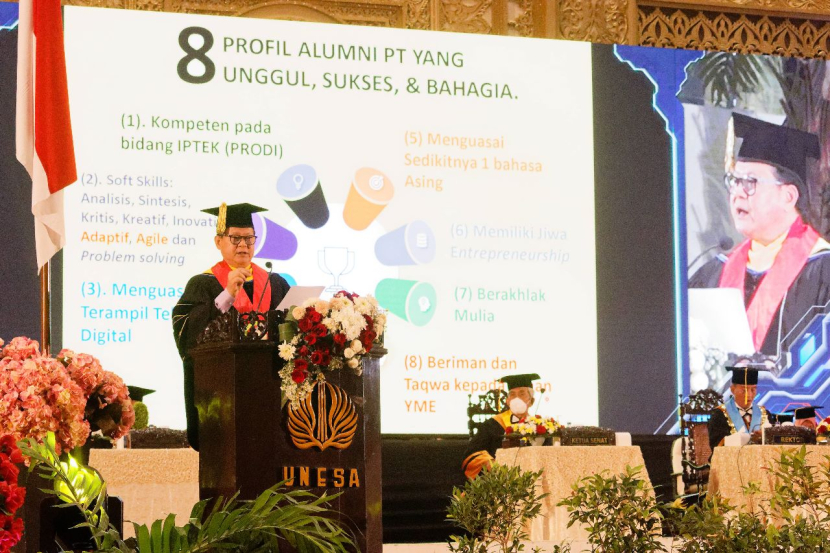 Guru Besar Fakultas Perikanan dan Ilmu Kelautan-IPB University Prof Dr Ir Rokhmin Dahuri MS memberikan orasi ilmiah pada pada Wisuda ke-104 Universitas Negeri Surabaya (Unesa) Tahun 2022, Kamis  (17/11/2022).