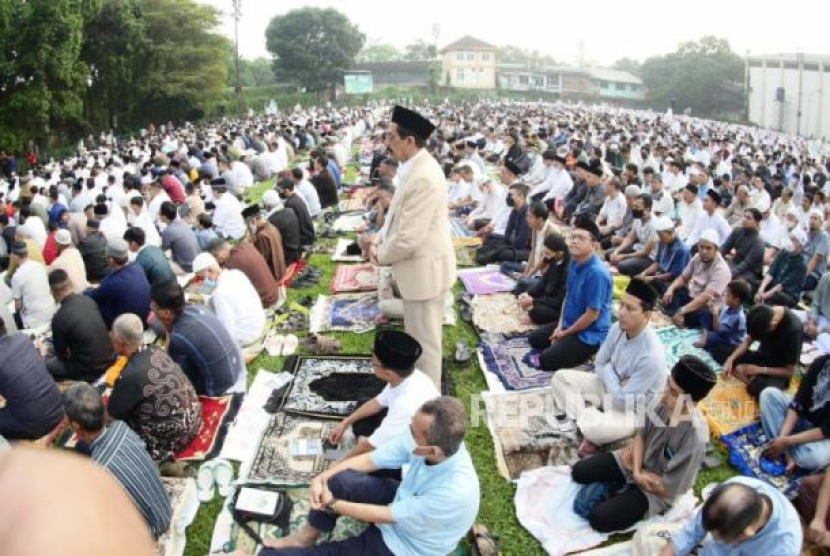 Suasana sholat Idul Fitri 1444 H di lapangan Lodaya Bandung, Jumat (21/4/2023). Foto: Republika/Yogi Ardhi